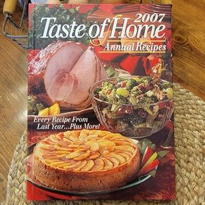 LIKE NEW!! 2007 Taste of Home Annual Cookbook